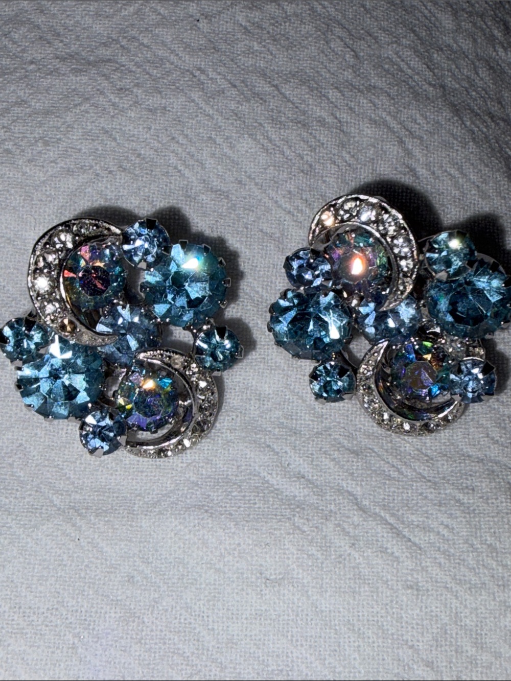 RARE KRAMER New York Ice Blue & Aurora Borealis 50’s Vintage Clip Earrings - Picture 1 of 6